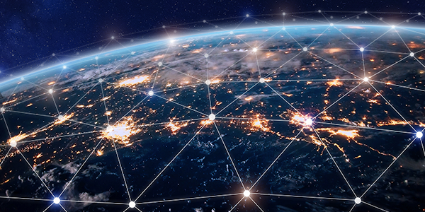 Globo à noite com pontos de conexão entre parceiros de logística.