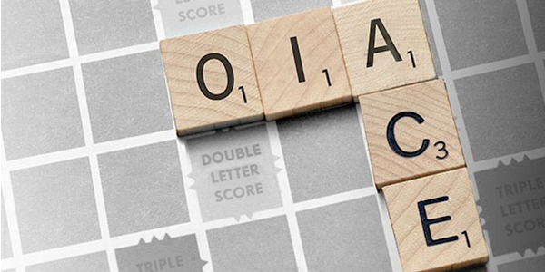 Tablero de Scrabble con palabras de conexión OIA y ACE.