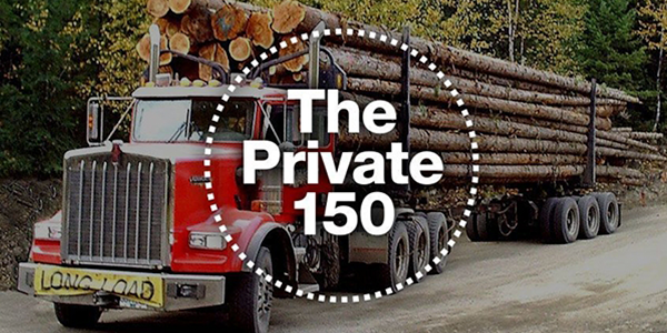 Caminhão vermelho transportando uma longa carga de toras de madeira em uma estrada florestal com a sobreposição de texto “The Private 150”.