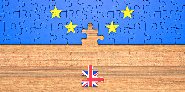 Piezas de puzzle que significan Brexit con una pieza retirada que contiene una bandera de Gran Bretaña.