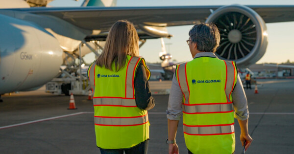 OIA Global新ブランド・メッセージングを、2人の航空貨物オペレーション社員が表現した。