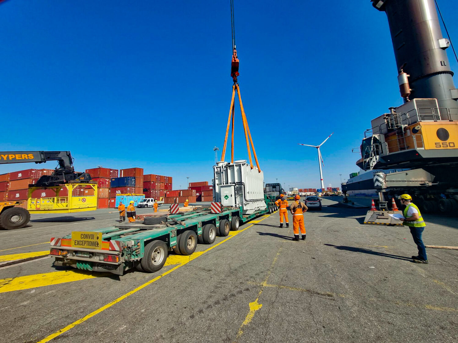 OIA 将 8 台大型运输车从德国雷根斯堡经安特卫普港运往喀麦隆杜阿拉进行最终交付。每台变压器长 678 厘米，宽 297 厘米，高 394 厘米，重 75,300 公斤！
