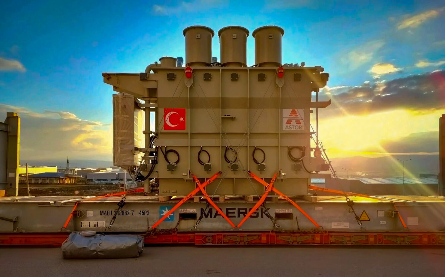 OIA Estambul transportó dos conjuntos de transformadores, cada uno de los cuales pesaba 42 toneladas, y entregó los artículos en un plazo muy breve y sin ningún problema. 