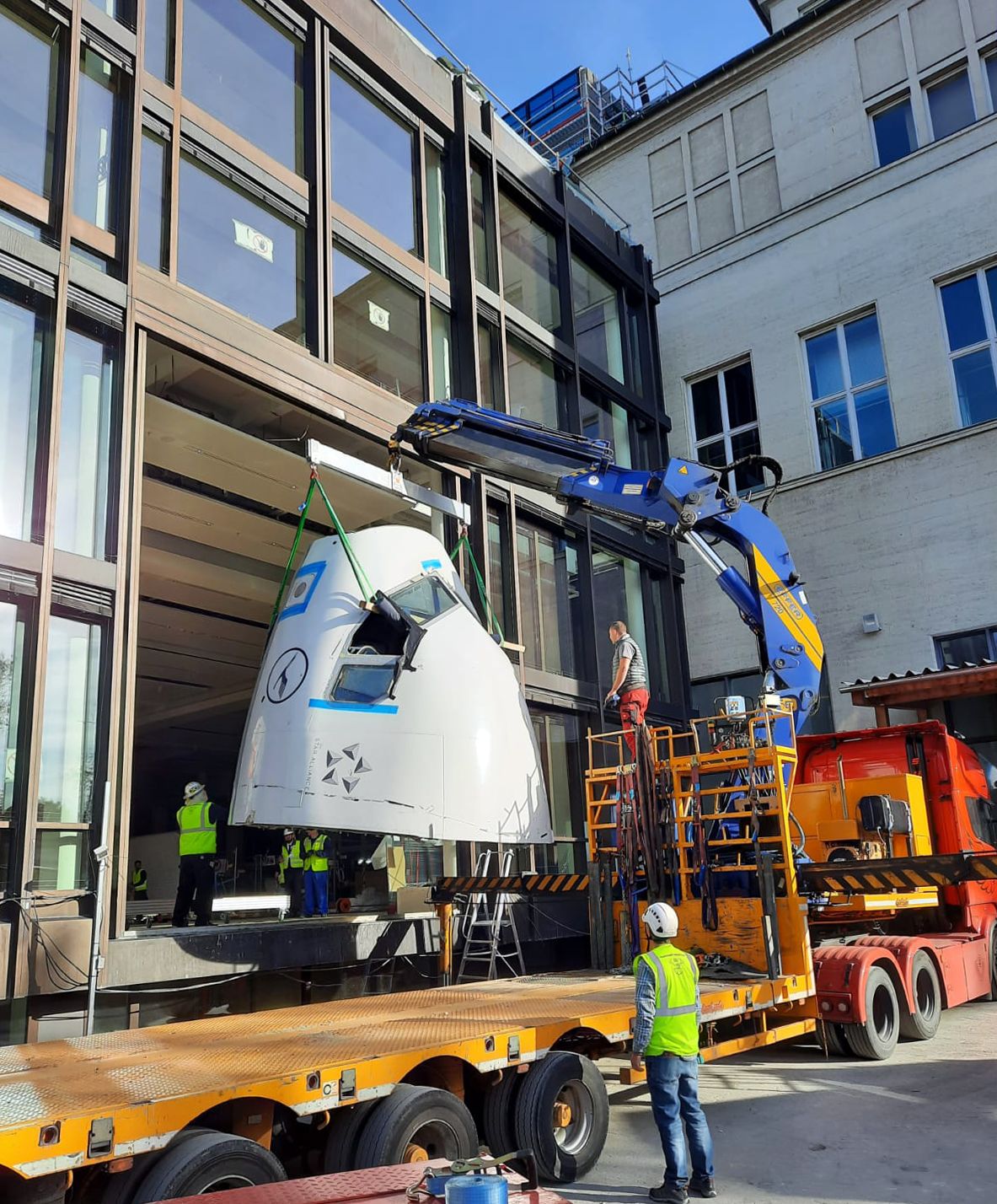 OIA’s transport team helped the Deutsche Museum in Munich create a fascinating exhibit on modern aviation. Transportation management included cutting a 2MT cockpit out of an Airbus 320 plane, packing and loading it onto a truck, and transporting it 2,000 kilometers from Spain to Germany. 
