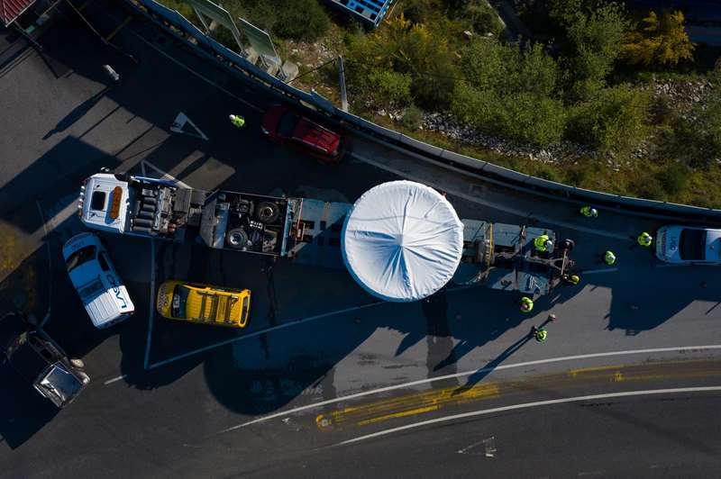 OIA navigated winding mountain roads to transport this 115MT piece to the Daivões Hydro Power Station in northern Portugal. OIA designed a special solution so that the team could bring the rotor with the tractor unit directly into the installation area without using Self-Propelled Modular Transporter (SPMTs). 