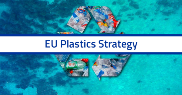 青い海を背景にプラスチック廃棄物で埋め尽くされたリサイクルのシンボルマーク、中央に「EUプラスチック戦略」の文字。