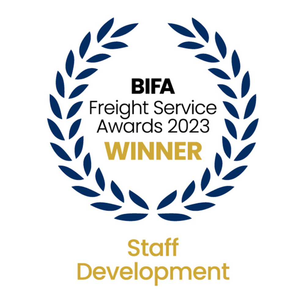 Símbolo del premio en la categoría de desarrollo del personal de la Asociación Británica de Transporte Internacional de Mercancías.