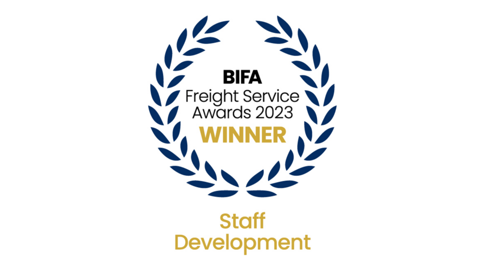 Símbolo do prêmio na categoria de desenvolvimento de pessoal da British International Freight Association.