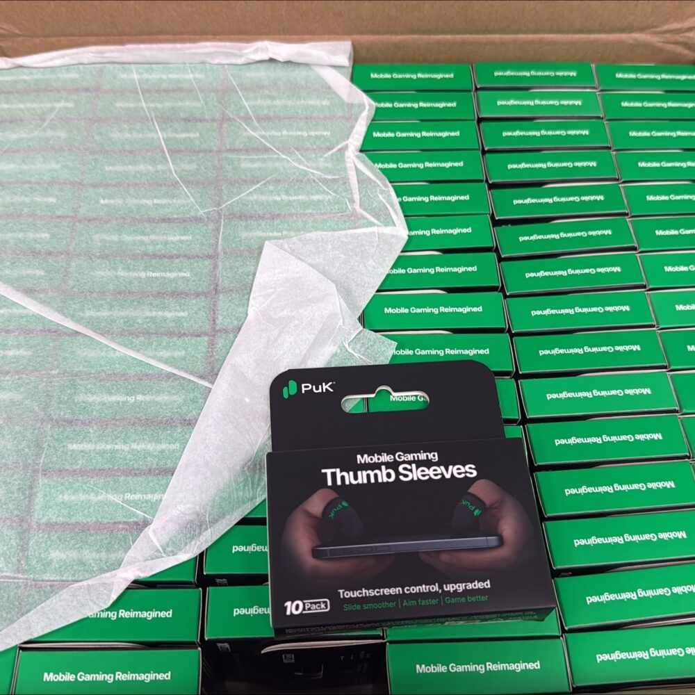 PuKゲーミング製品は小包配送用の箱に入っている。